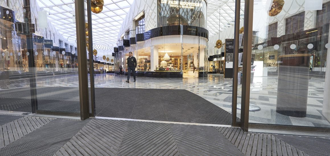 Picture showing the inside of the entrance matting of Victoria Gate